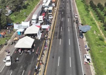 Transportistas bloquean carreteras en varias partes del país; Segob llama a dialogar