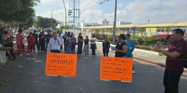 Tarjetas de vales sin fondos provocan protesta en hospital de Chiapas