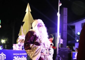 Mérida enciende sus luces para atraer visitantes en Navidad