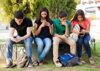 Enseñan a alumnos de primaria los riesgos por el uso excesivo de los teléfonos celulares