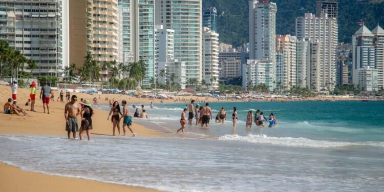 Destinos turísticos de Guerrero operan con normalidad tras sismo de 6.5; CDMX reporta lesionados y daños menores