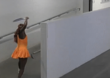 ¡Que se calme! Coco Gauff estalla tras su eliminación en Australia y rompe su raqueta