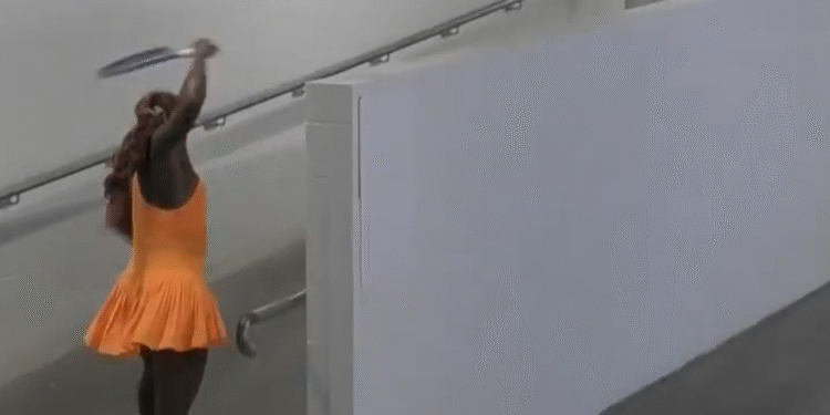 ¡Que se calme! Coco Gauff estalla tras su eliminación en Australia y rompe su raqueta