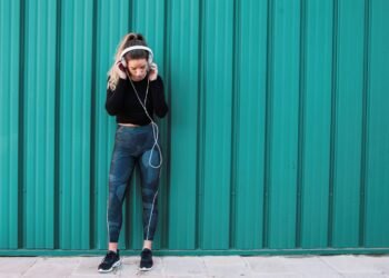 ¿Por qué el cable es el nuevo cool? Audífonos regresan con fuerza en 2026