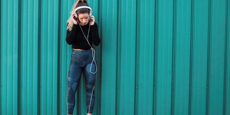 ¿Por qué el cable es el nuevo cool? Audífonos regresan con fuerza en 2026