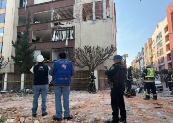 Evacúan a 2 mil 500 personas tras explosión en complejo habitacional en CDMX