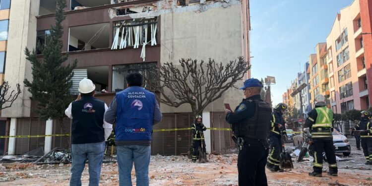 Evacúan a 2 mil 500 personas tras explosión en complejo habitacional en CDMX