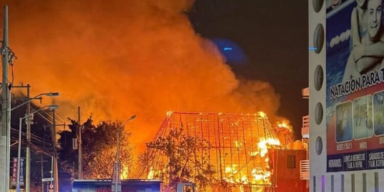 Fuego marca el inicio de año en Yucatán: arden palapas y pesebre