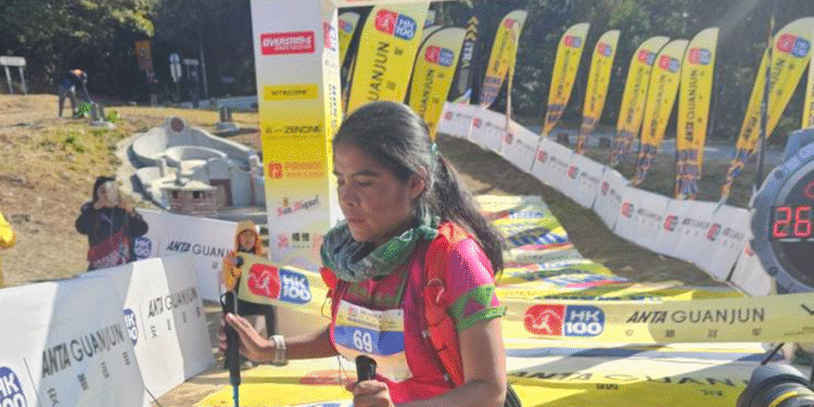 Lorena Ramírez, corredora rarámuri, lidera a México en Hong Kong 100 Ultra Marathon