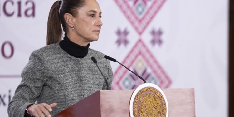 Sheinbaum condena intervención en Venezuela; Embajada alerta a mexicanos