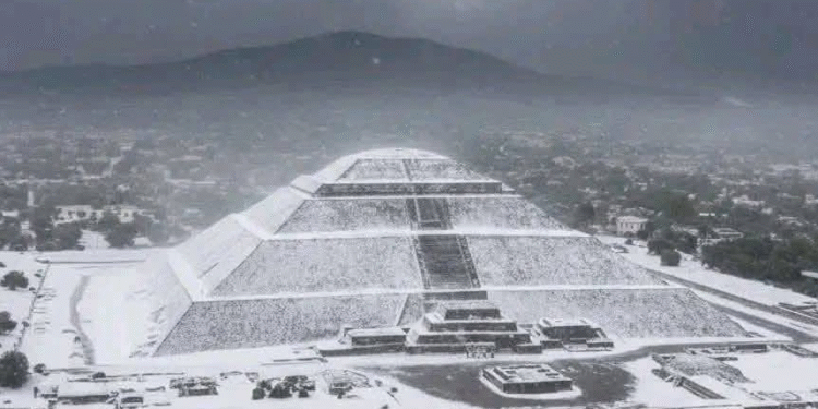 Postal invernal: Teotihuacán se viste de blanco y sorprende a todos