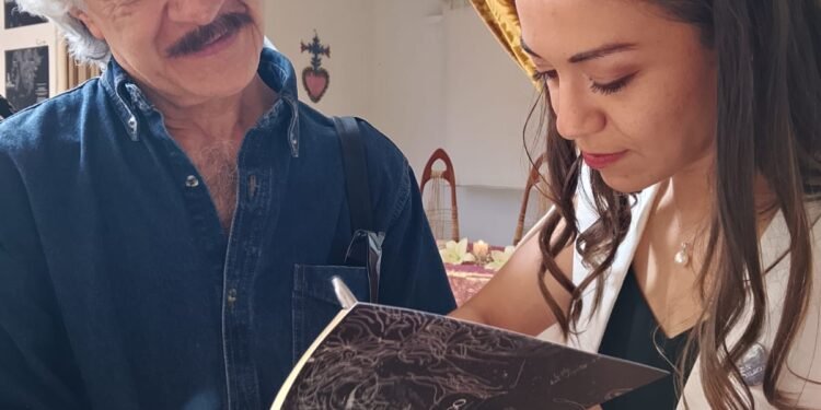 “Flores y Fuego”: un viaje poético que va de la fragilidad a la redención