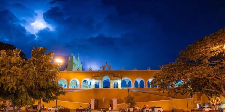 Cuando cae el sol, Izamal despierta: el nuevo rostro turístico es nocturno