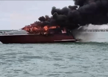 Arde yate turístico Twist Party II frente a la costa de Progreso