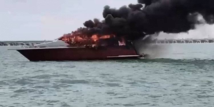 Arde yate turístico Twist Party II frente a la costa de Progreso