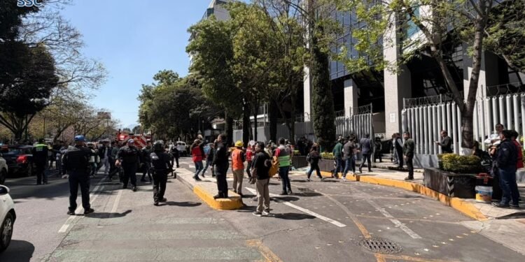 Autoridades descartan explosivo en edificio de la Capital del país tras amenaza telefónica