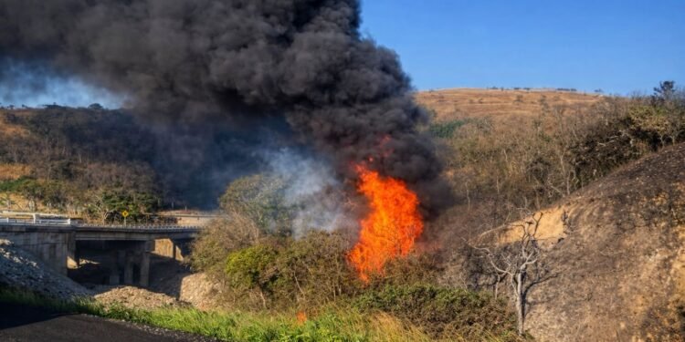 Explosión en ducto de Pemex en Oaxaca deja tres muertos y varios lesionados
