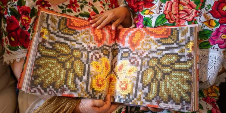 Más que hilo y color: 400 mujeres lideran la salvaguarda del bordado maya