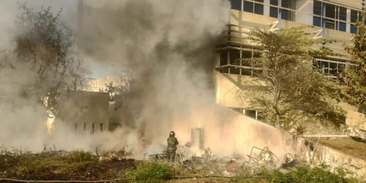 Susto en la UADY: incendio obliga a desalojar la Facultad de Psicología
