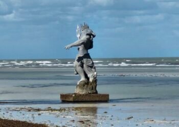 El mar se “esconde”; retrocede 15 metros y deja postal inusual en la costa de Progreso