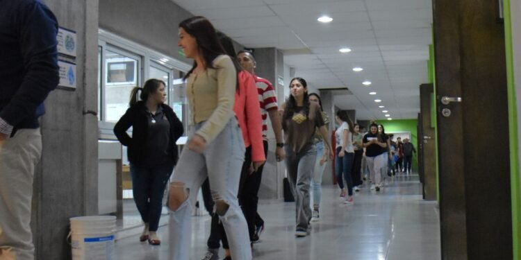 Tarde de Super Bowl comienza con sismo de 5.7 grados; clientes salen de restaurantes y centros comerciales