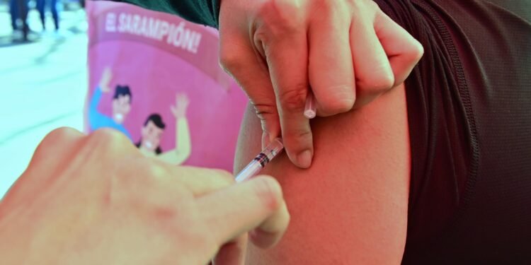 Hay vacunas suficientes y coordinación nacional contra el sarampión: Sheinbaum