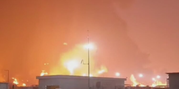 Refinería Olmeca bajo control tras incendio; investigan origen del siniestro