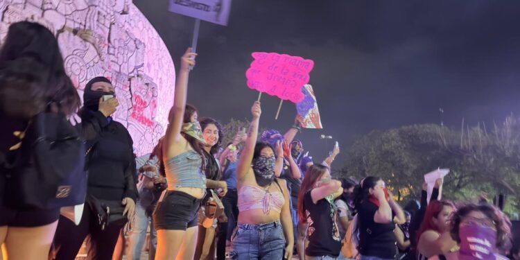 Más de 10 mil marchan por el 8M; derriban vallas y toman el Monumento a la Patria