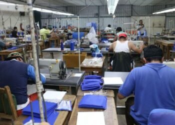 Tijeretazo a la industria del vestido; recorta personal ante alza fiscal y presión financiera
