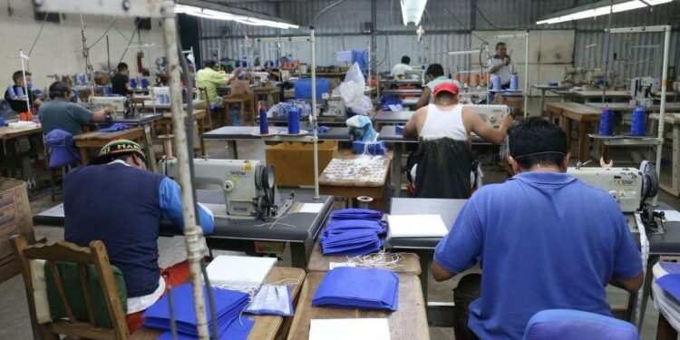Tijeretazo a la industria del vestido; recorta personal ante alza fiscal y presión financiera