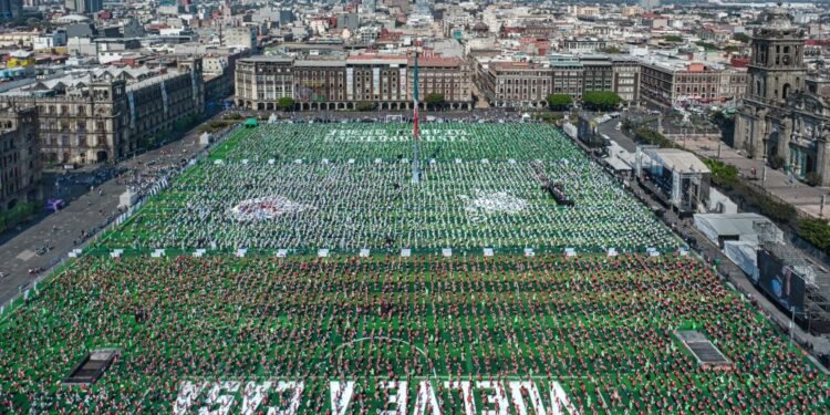 México rompe Récord Guinness con la clase de futbol más grande del mundo