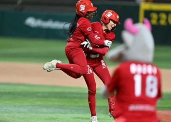 Con batazo de Elisa Cecchetti, Diablos Rojos femenil sella su pase a la Serie de la Reina