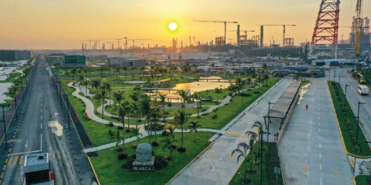 Derrame en Dos Bocas contamina río, dársena y zonas costeras en Tabasco