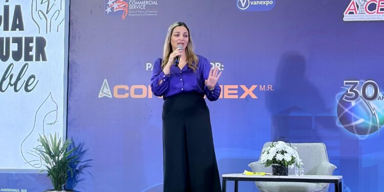 Convenio busca abrir más espacios para mujeres en la industria eléctrica