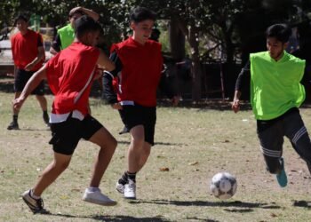 Jóvenes sacan el balón a las calles en jornada de cascaritas y dominadas rumbo al Mundial 2026