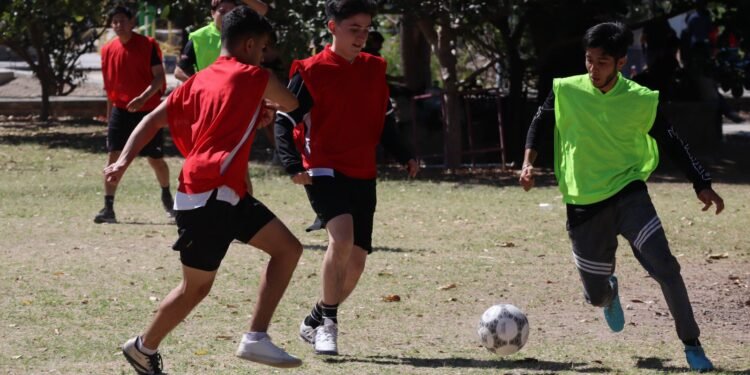 Jóvenes sacan el balón a las calles en jornada de cascaritas y dominadas rumbo al Mundial 2026