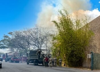 Humo y alarma en Mérida: evacúan IMSS de la 42 Sur por incendio cercano