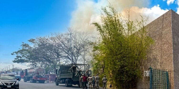 Humo y alarma en Mérida: evacúan IMSS de la 42 Sur por incendio cercano