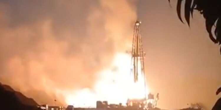 Emergencia en zona petrolera: arde pozo Krem-1 en el sur de Veracruz