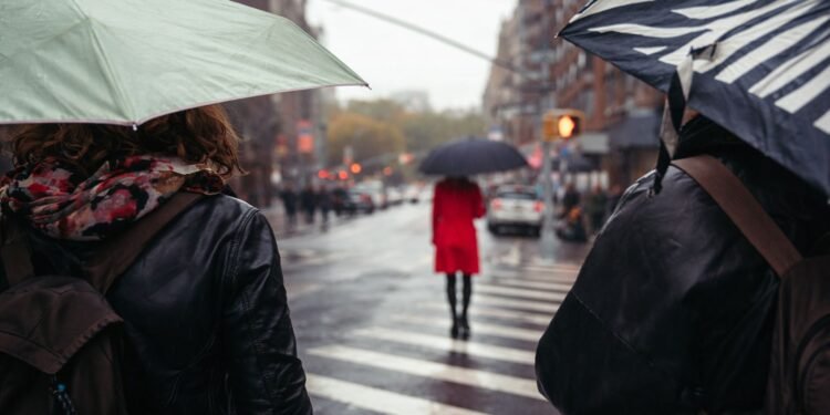 Lluvias, viento y tormentas eléctricas continuarán este martes en el país