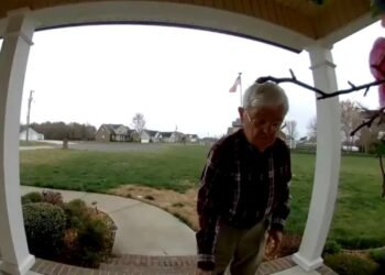 Un café cambió su vida: campaña viral reúne más de 8 millones de pesos para repartidor de 78 años