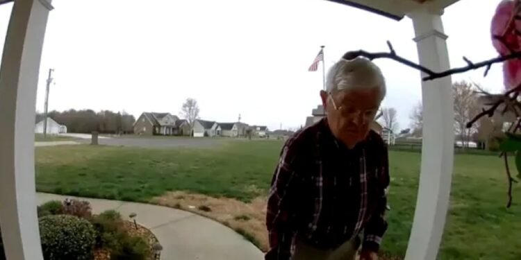 Un café cambió su vida: campaña viral reúne más de 8 millones de pesos para repartidor de 78 años