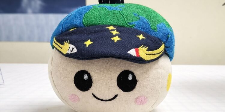 De un salón de clases al espacio: “Rise” es la mascota que volará rumbo a la Luna