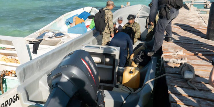 Frenan pesca furtiva de caracol rosado en Arrecife Alacranes; detienen a tres