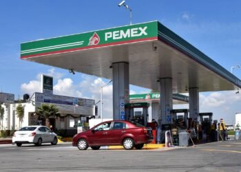 Sheinbaum renueva acuerdo para mantener la gasolina regular debajo de $24 por litro