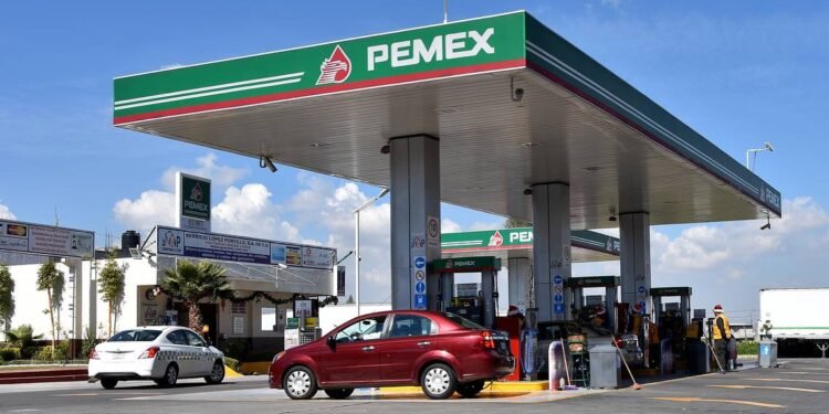 Sheinbaum renueva acuerdo para mantener la gasolina regular debajo de $24 por litro