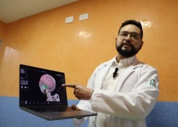 Hazaña médica: extirpan tumor cerebral a adolescente mientras estaba despierto