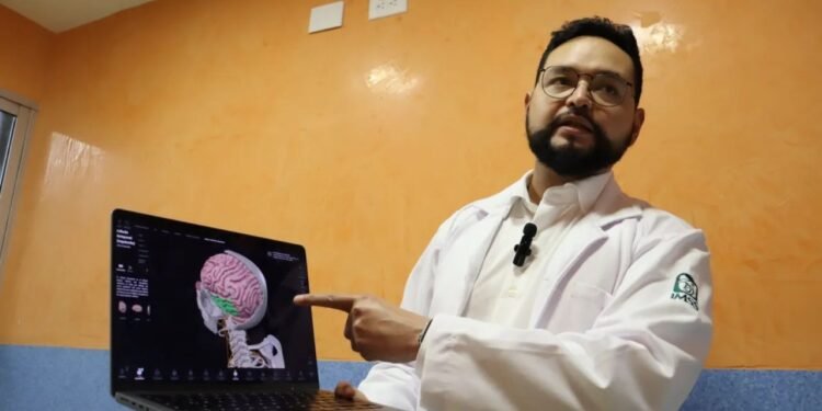 Hazaña médica: extirpan tumor cerebral a adolescente mientras estaba despierto