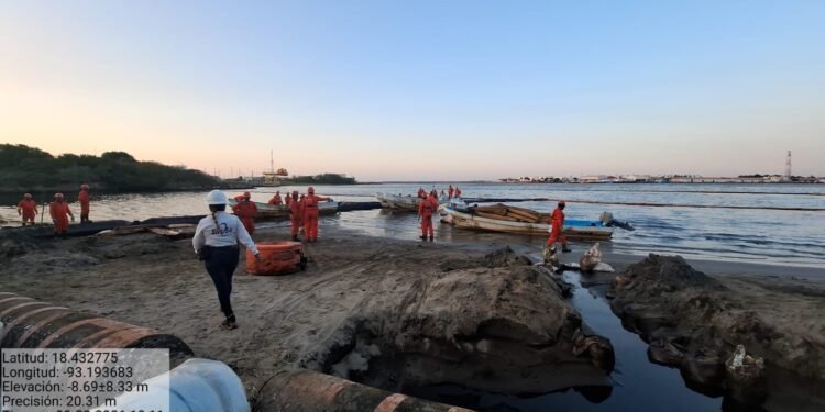 ¿Qué provocó el derrame en el Golfo? Autoridades apuntan a múltiples fuentes