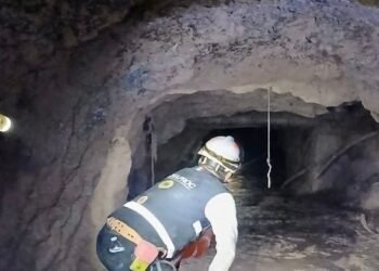 Tras más de cuatro días de búsqueda, rescatan a primer minero en Sinaloa